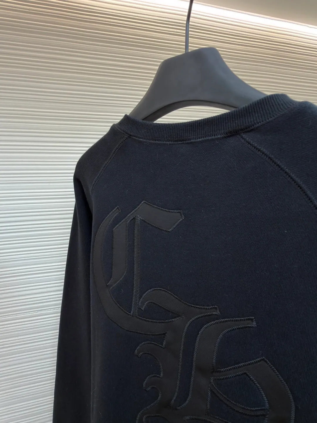 Chrome Hearts Logo Round Neck Sweatshirt ●Original version: Purchased and developed for 29300 ●Item No.: 1682055-A75 ●Fabric: interwoven air cotton fabric ●Technology: patch embroidery production ●Color: black ●Version: fitted version ●Weight: about 825 grams ●Size: S-M-L-XL ●Description: Customized heavy fortress interwoven air cotton, full texture, thick and solid, with classic black as the curtain It gives a deep sense of luxury. With the Kro heart cross appliqué decoration on the chest, it becomes the ultimate interpretation of the dark Gothic style. The CH Gothic font is the finishing touch on the back page, letting the totem become your spiritual punctuation. The logo iron plate sways slightly with the swing of the body, adding a sense of movement and vitality. It is unobtrusive but has an indescribable aura. It interprets the perfect blend of retro and luxury, using imported machine appliqué technology and using advanced computer control systems and precision mechanical components. Realize the Chrome Hearts logo patch embroidery operation, showing an embroidery effect with both clarity and three-dimensionality. The fabrics have been washed and have a better hand feel. It is not easy to deform, not easy to shrink, not easy to fade, and maintains long-term beauty. The overall wiring is straight and delicate, the fabric is comfortable and soft, and the color is consistent without color difference. It can be matched with the same style to create a fashionable look and control various occasions. Customized accessories, complete with three standards, same style for men and women!